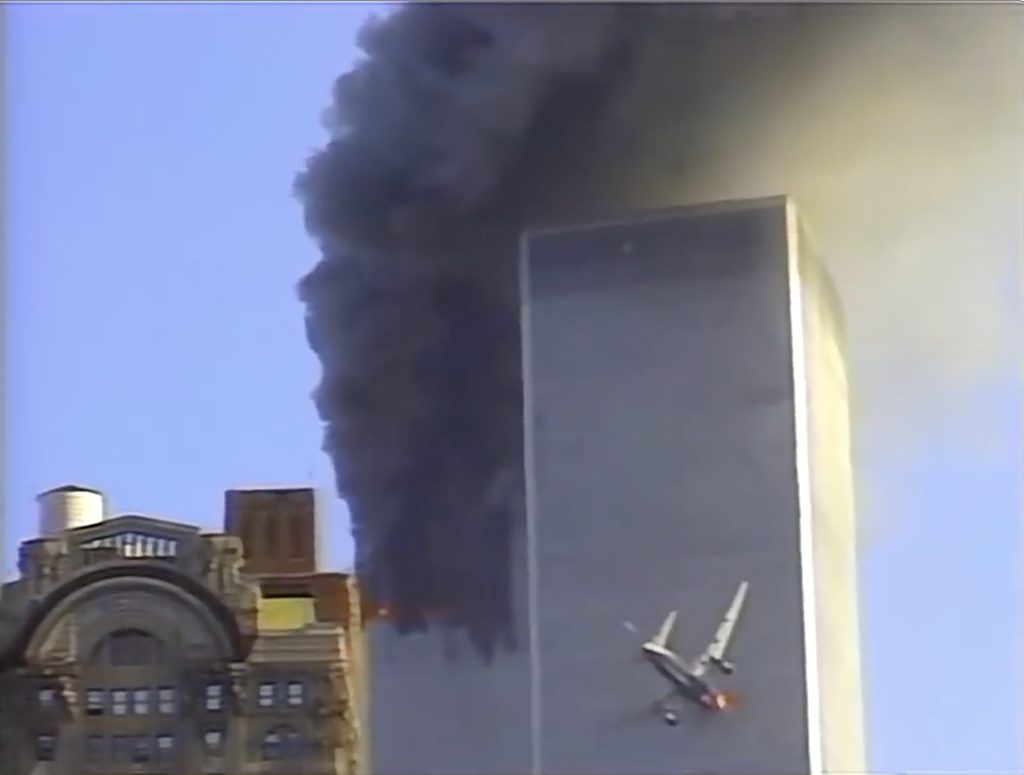 L'aereo ha appena toccato la parete e c'è un'esplosione. Si deduce da quella piccola fiamma che appare davanti all'aereo, come un innesco a contatto.