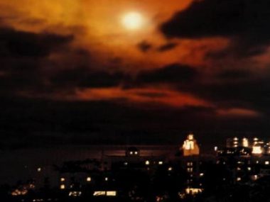 Il cielo nuvoloso di Honolulu di notte a 1300 km da StarFish.