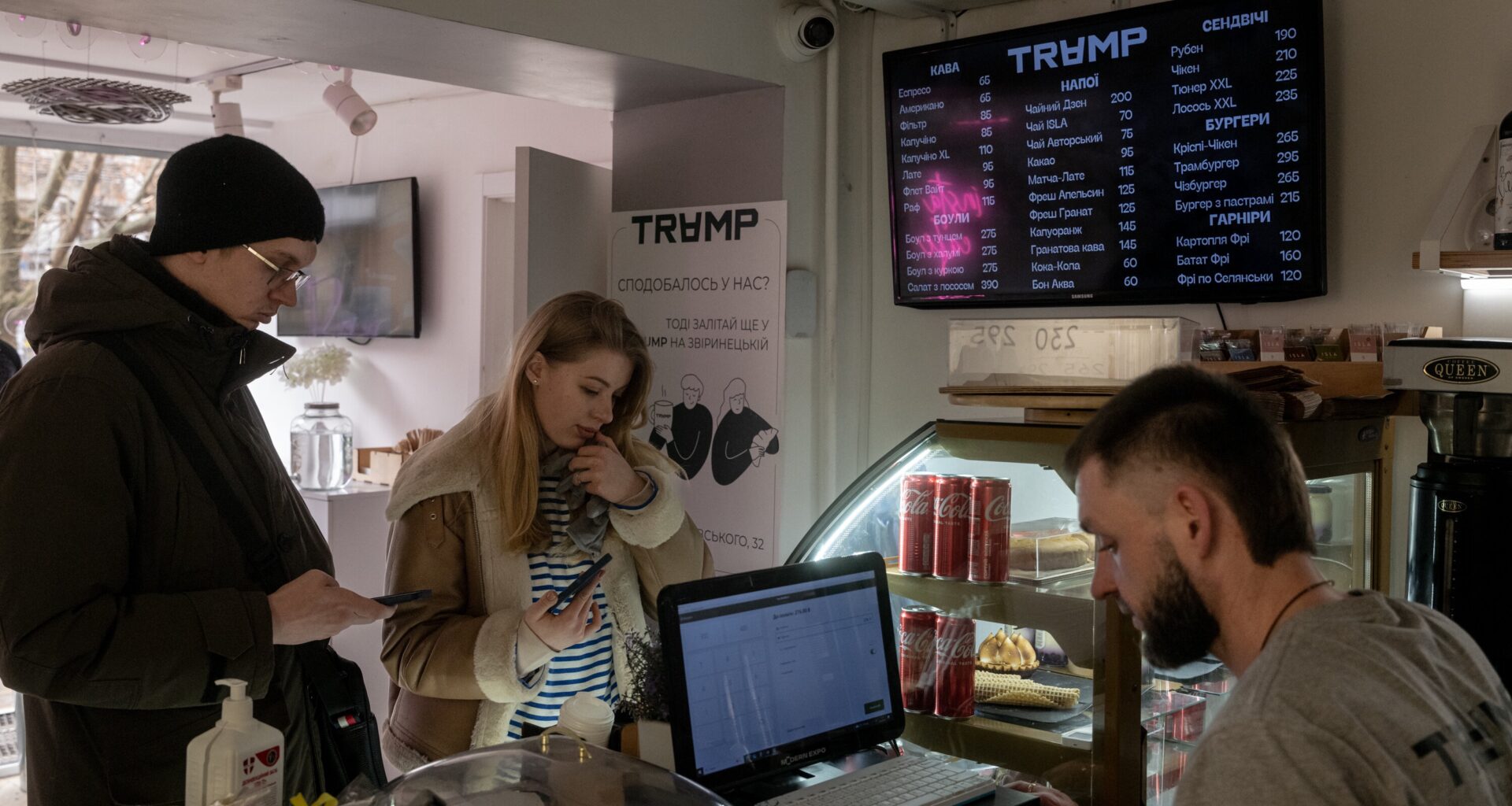 Il codice Wi-Fi è "TrumpLovesYou", ma i clienti del bar non se ne accorgono