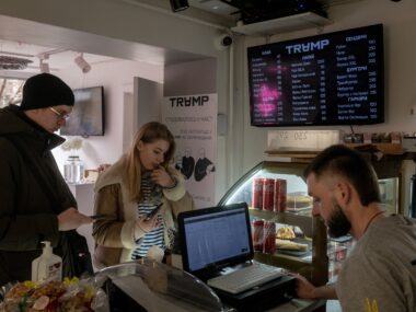 Il codice Wi-Fi è "TrumpLovesYou", ma i clienti del bar non se ne accorgono