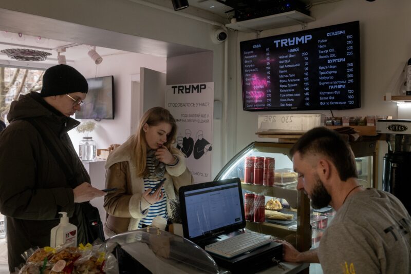Il codice Wi-Fi è "TrumpLovesYou", ma i clienti del bar non se ne accorgono