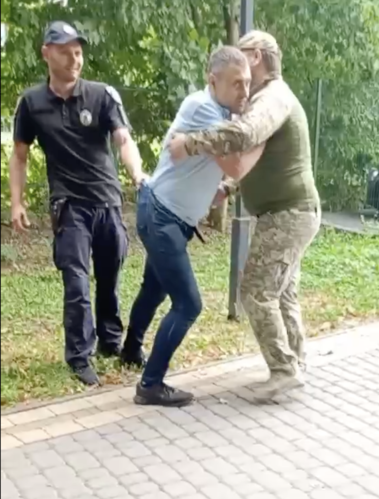 TCC catturano i coscritti nei giardini il giorno dell'Indipendenza dell'Ucraina.