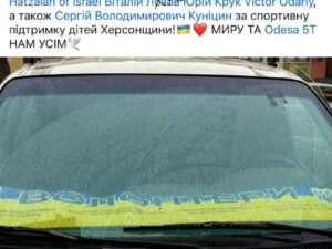 Tamila Afanasyeva deputata del Consiglio di Odessa cosegna regali ai bambini di 600 famiglie