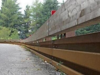 Questo è un esempio di un guard-rail sicuro per i motociclisti. L’UE nel 2011 li aveva bocciati.