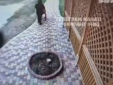In Ucraina un uomo conduce un passeggino, si suppone sia il papà.