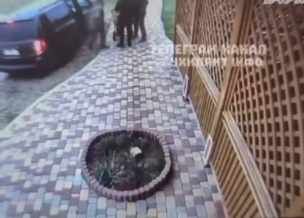 Ne scendono due persone e circondano l'uomo che spingeva la carrozzina.